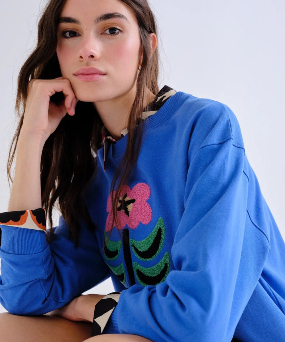 Sweat bleu à patch fleurs Neo Garden de Compañía Fantástica