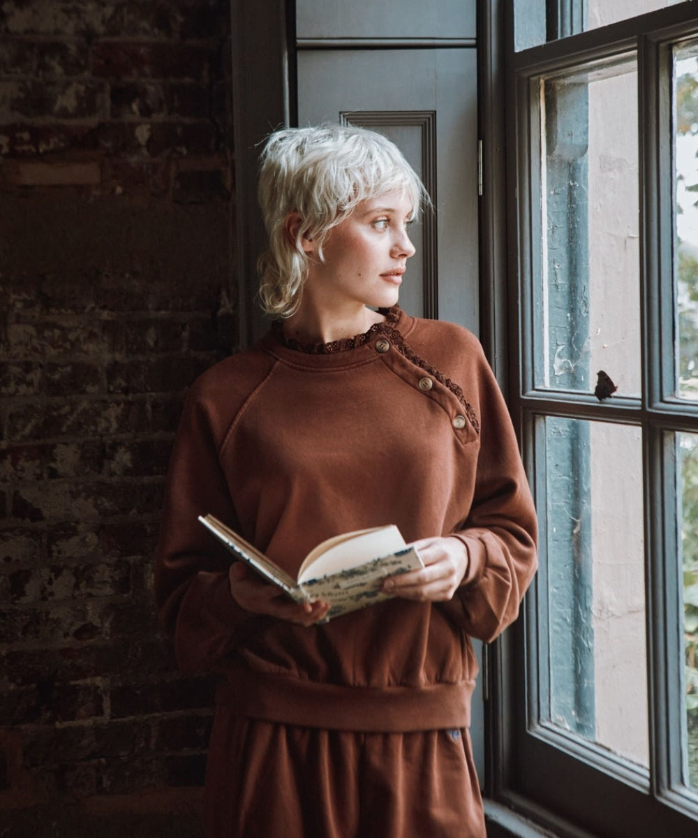 Sweat Broderie Anglaise Marron de la marque Émile et ida