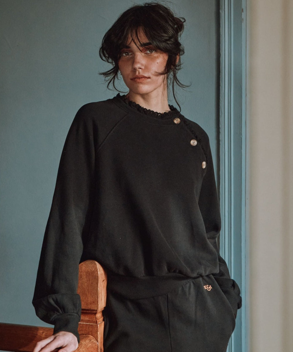 Sweat Broderie Anglaise Noir porté de la marque Emile et Ida