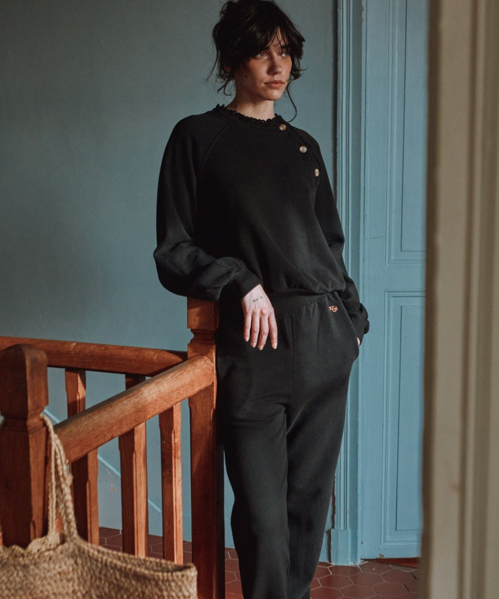 Sweat Broderie Anglaise Noir porté de la marque Emile et Ida