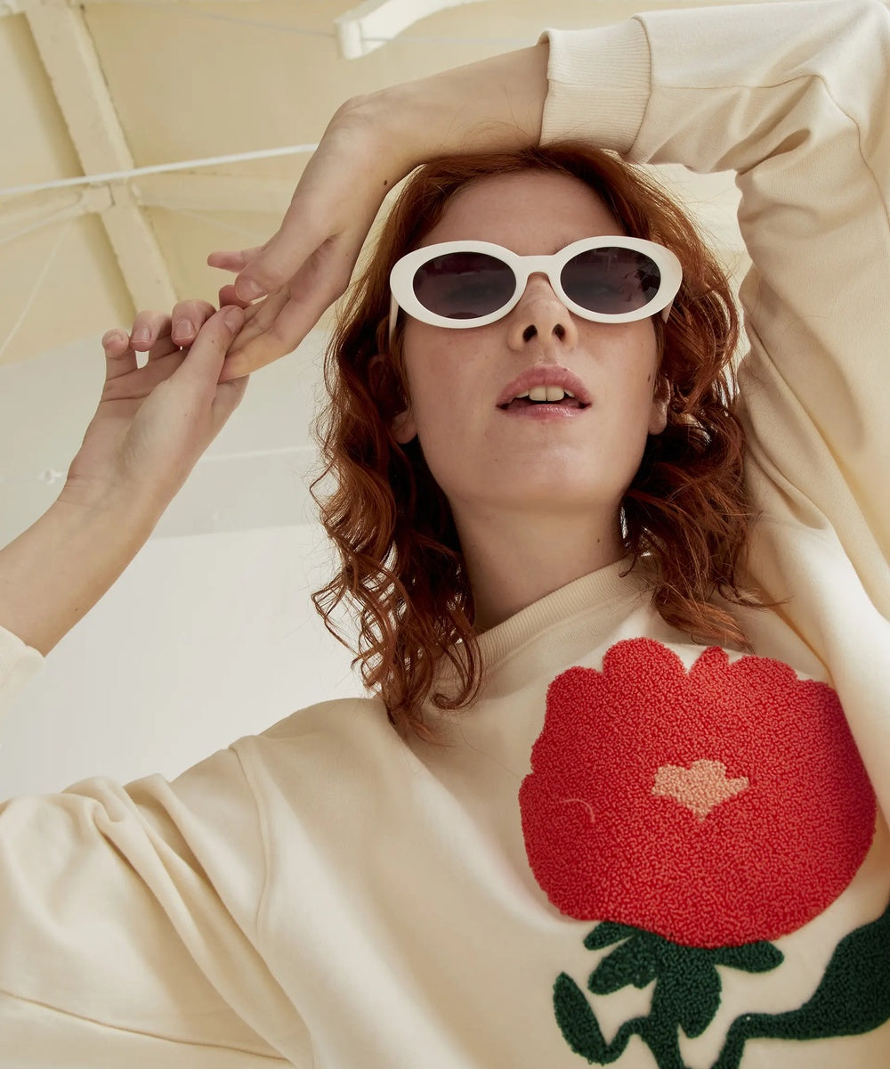 Sweat broderie fleur rouge de Compañía Fantástica