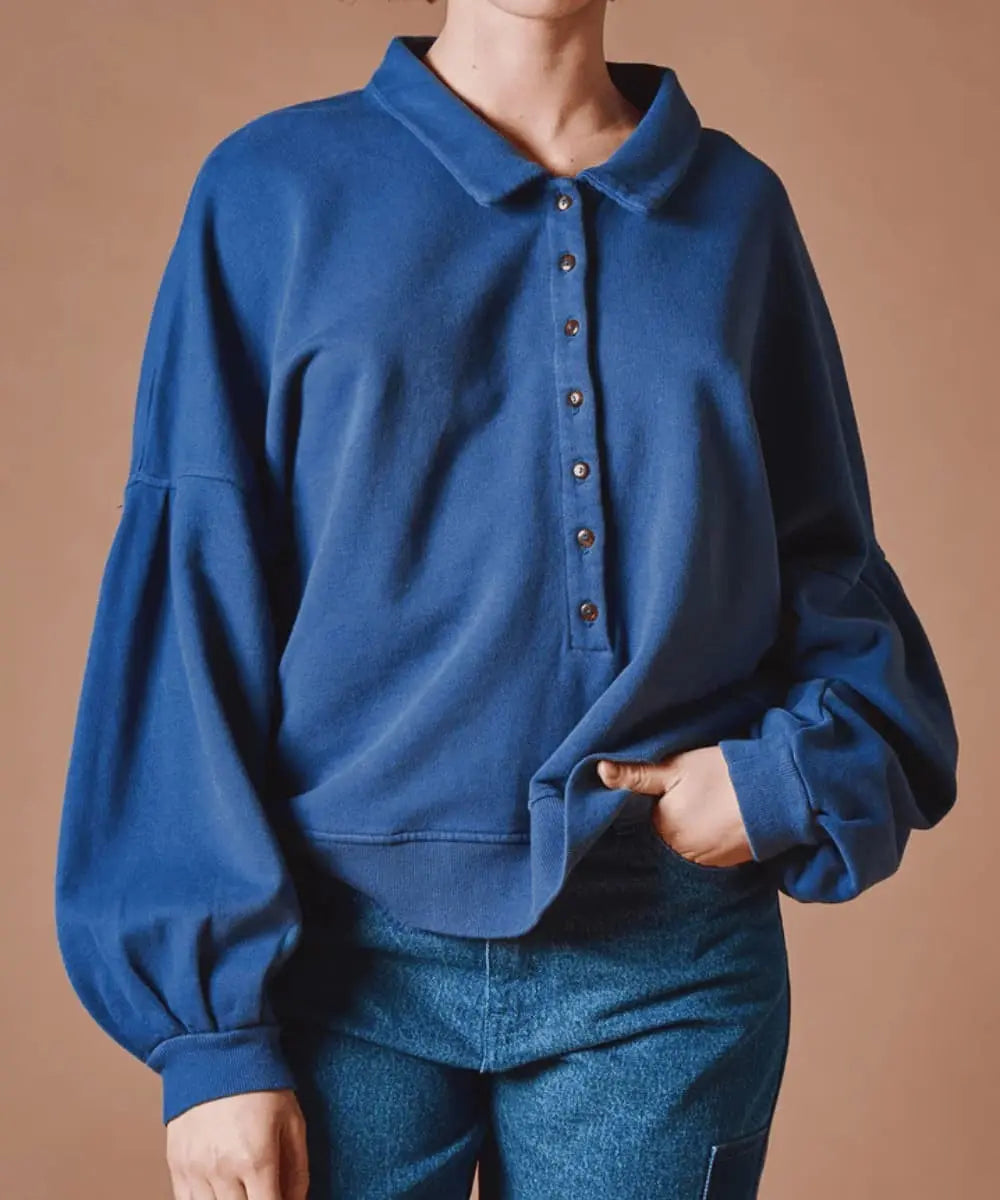 Femme portant le Sweat Col Polo Boutonné Marine d'Émile et Ida