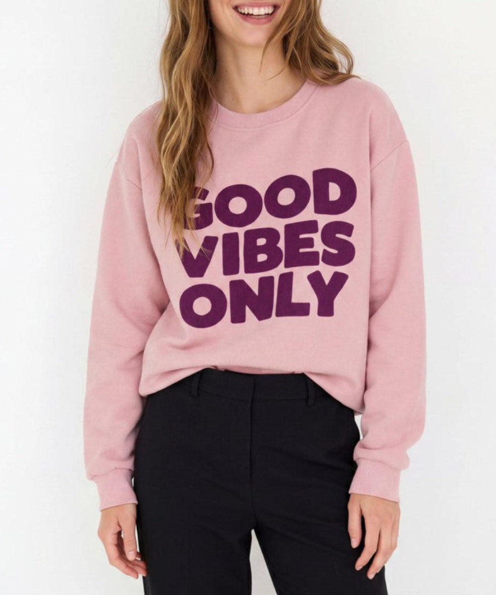 Sweat Good Vibes Only Rose de la marque Andy et Lucy, porté de face