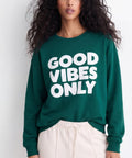 Sweat Good Vibes Only Vert de la marque Andy et Lucy, porté de face