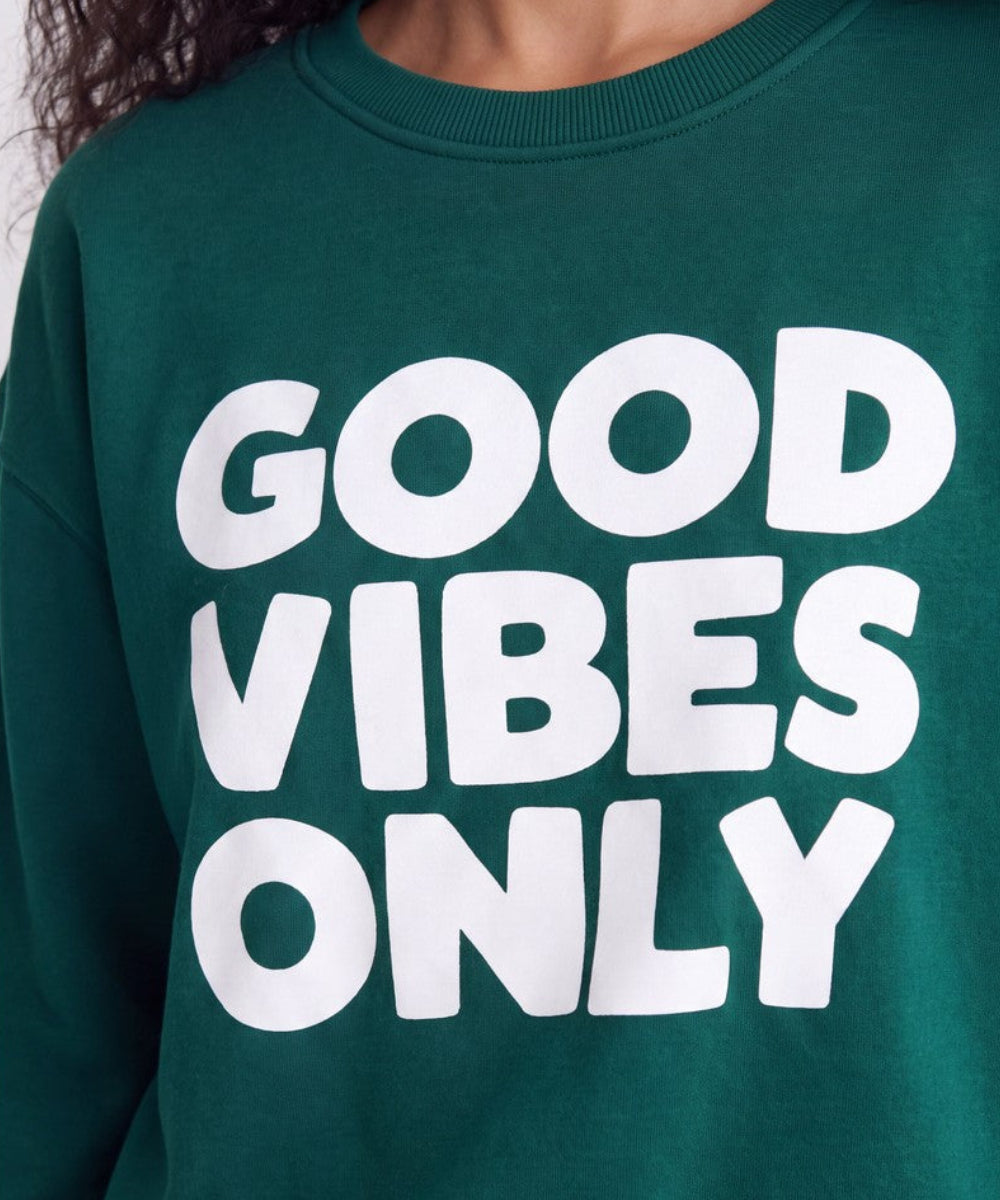 Sweat Good Vibes Only Vert de la marque Andy et Lucy, détail porté