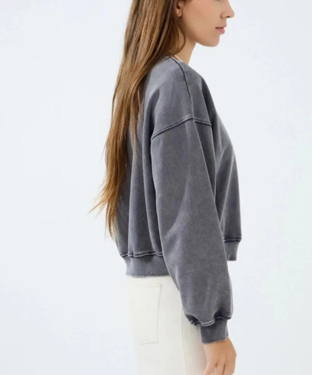 Sweatshirt en coton delave sandra avec broderie nuit blanche sur la poitrine.