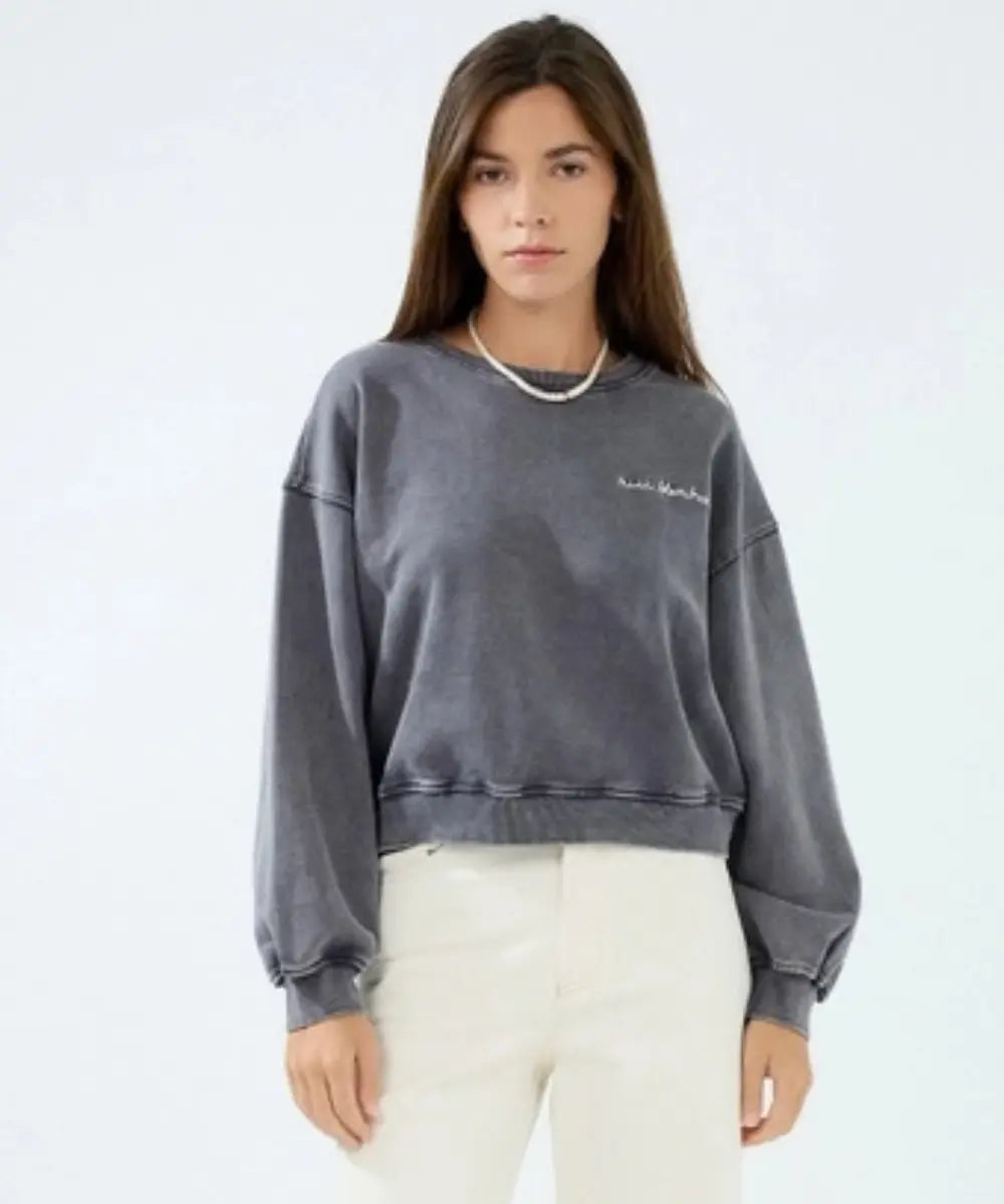 Sweatshirt en coton delave sandra avec broderie nuit blanche sur la poitrine.