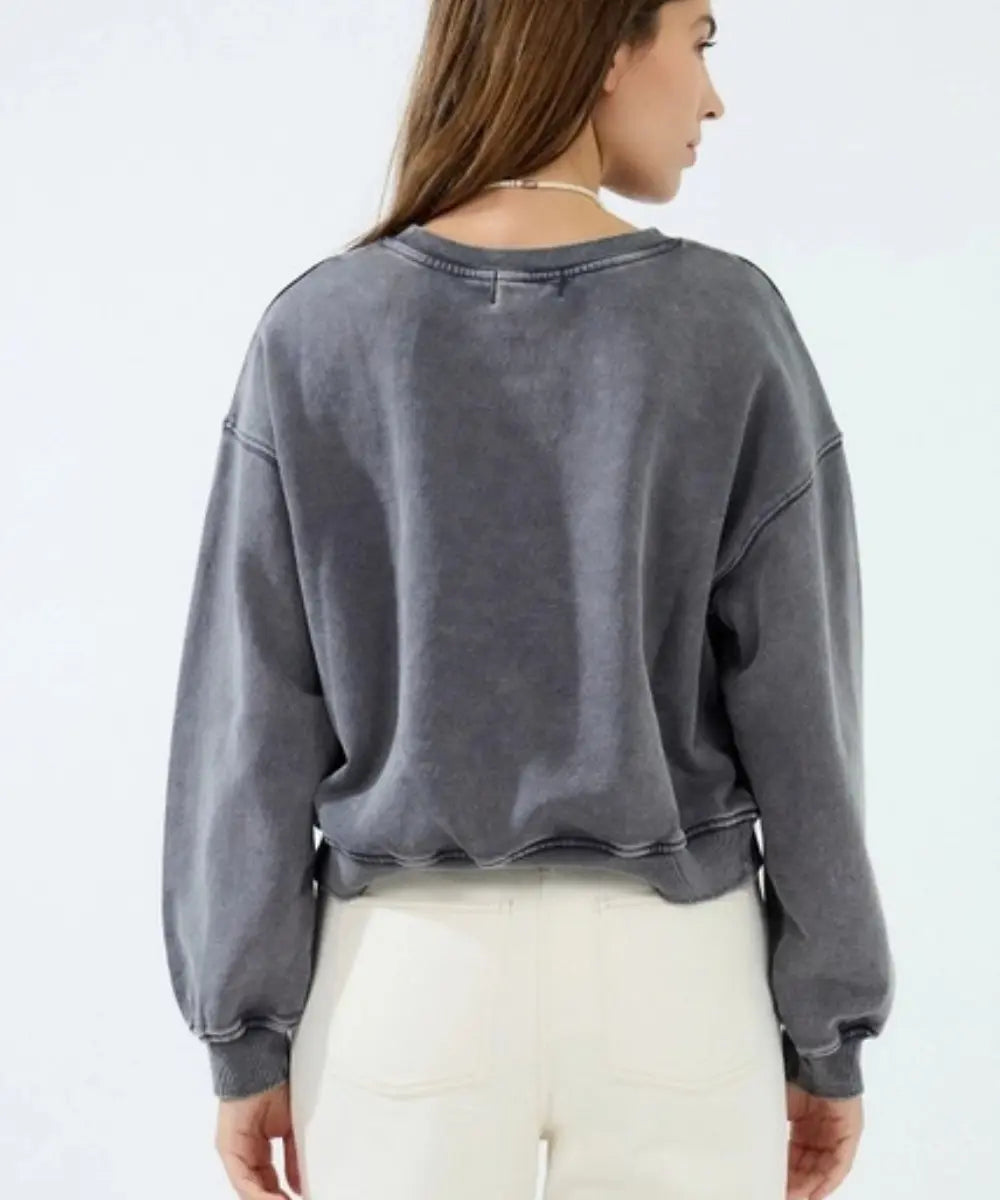 Sweatshirt en coton delave sandra avec broderie nuit blanche sur la poitrine.