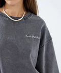 Sweatshirt en coton delave sandra avec broderie nuit blanche sur la poitrine.