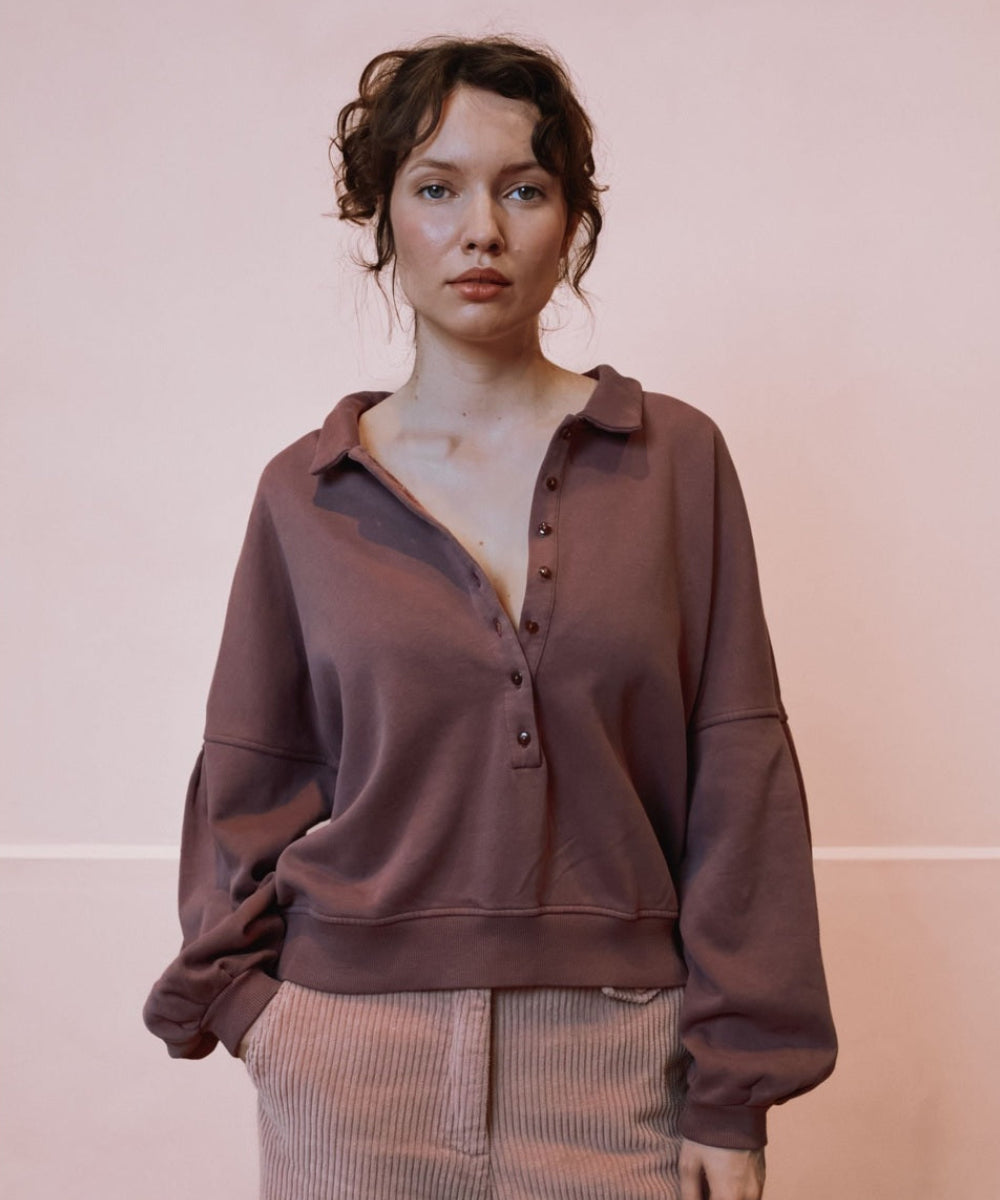 Sweat Polo Boutonné Violet porté de la marque Emile et Ida