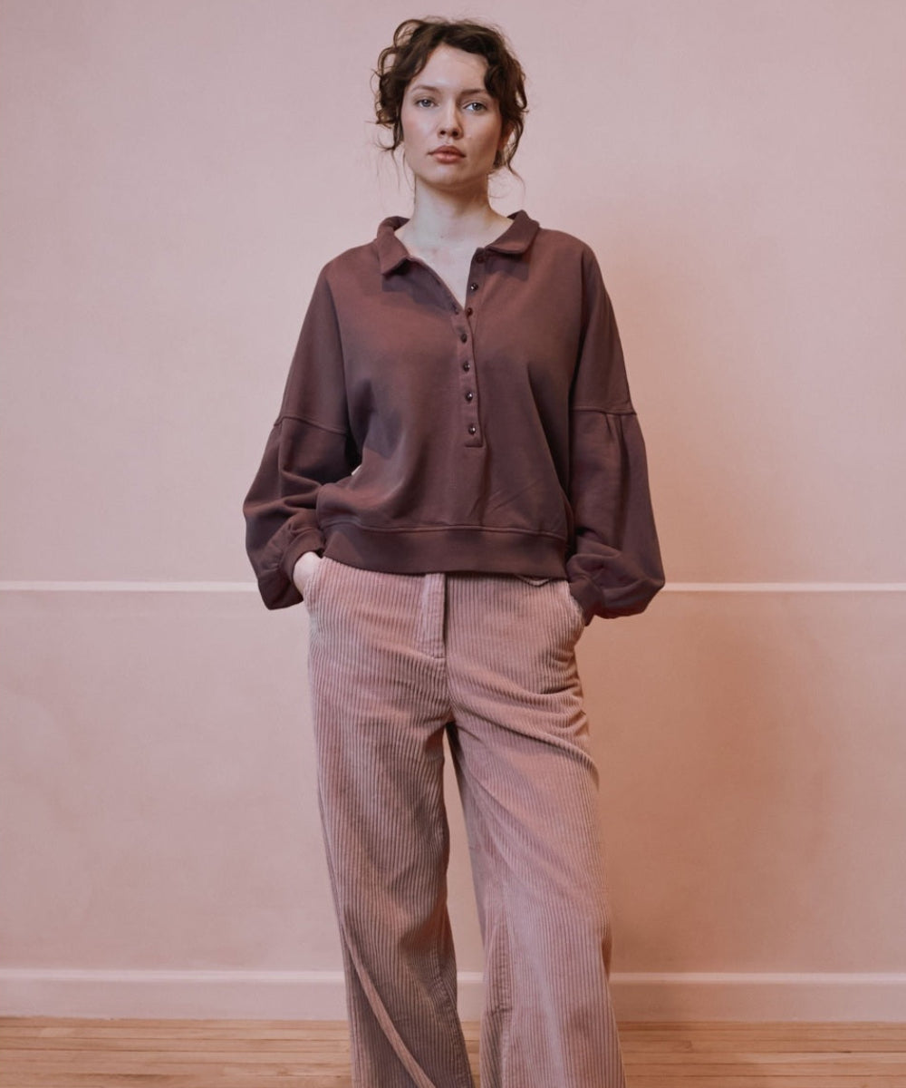 Sweat Polo Boutonné Violet porté de la marque Emile et Ida