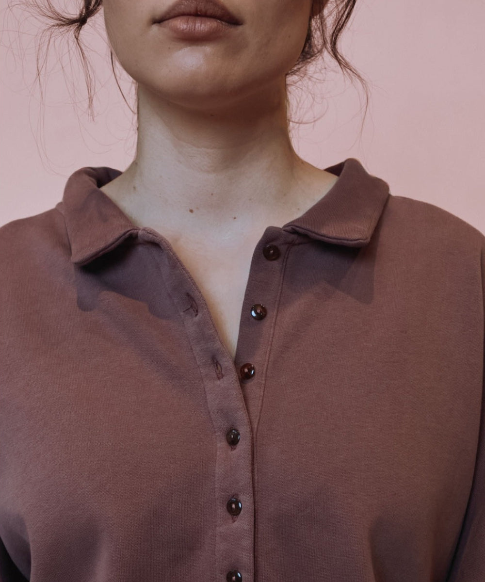Sweat Polo Boutonné Violet porté de la marque Emile et Ida