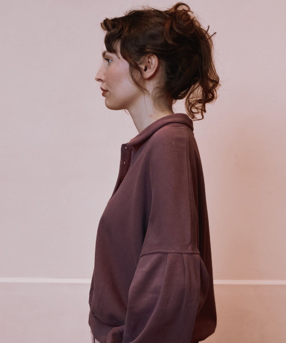 Sweat Polo Boutonné Violet porté de la marque Emile et Ida