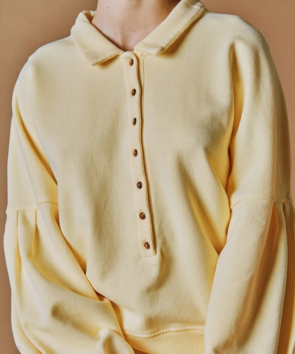 Zoom sur le boutonnage du Sweat polo couleur jaune mimosa de la marque française Emile et Ida