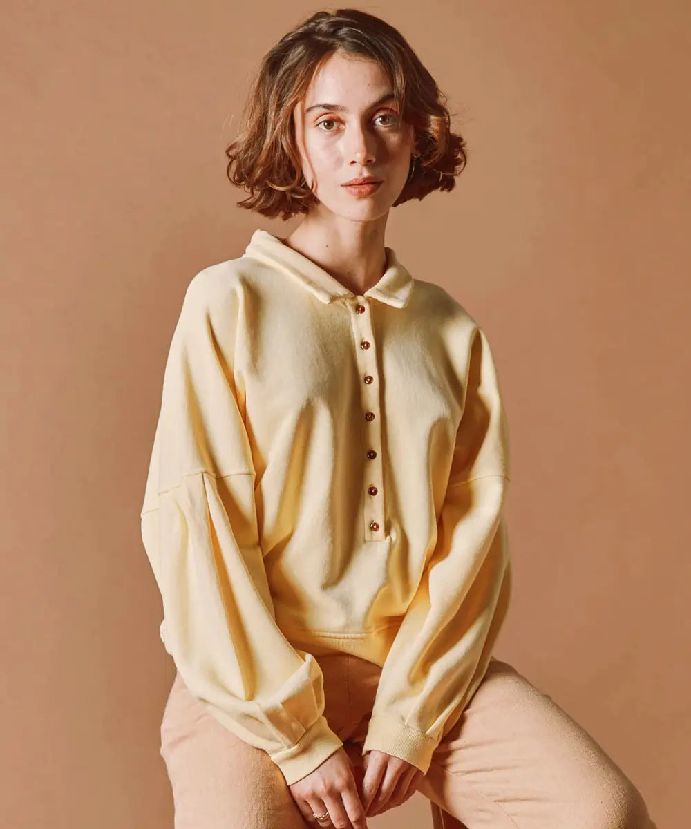 Femme portant le Sweat polo couleur jaune mimosa de la marque française Emile et Ida