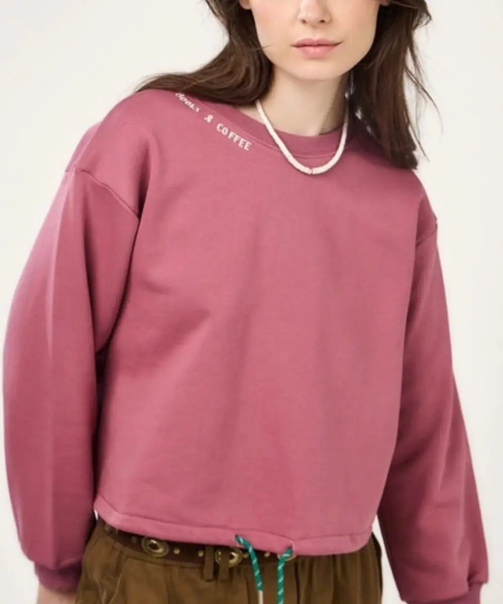 Sweat col rond rose doux stendhal avec broderie books and coffee a l'epaule et cordon de serrage.