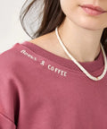 Sweat col rond rose doux stendhal avec broderie books and coffee a l'epaule et cordon de serrage.
