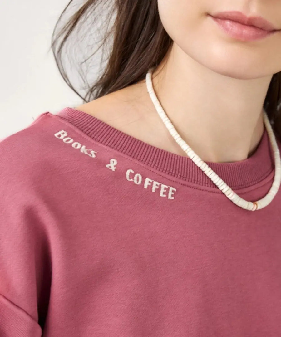 Sweat col rond rose doux stendhal avec broderie books and coffee a l'epaule et cordon de serrage.
