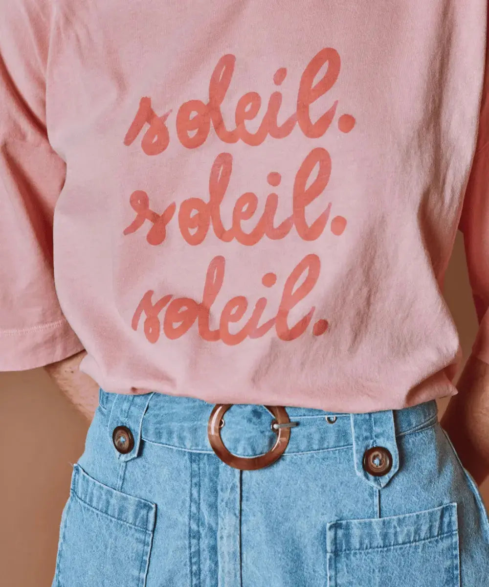 Zoom sur les motifs "Soleil" du T-shirt de Emile et da