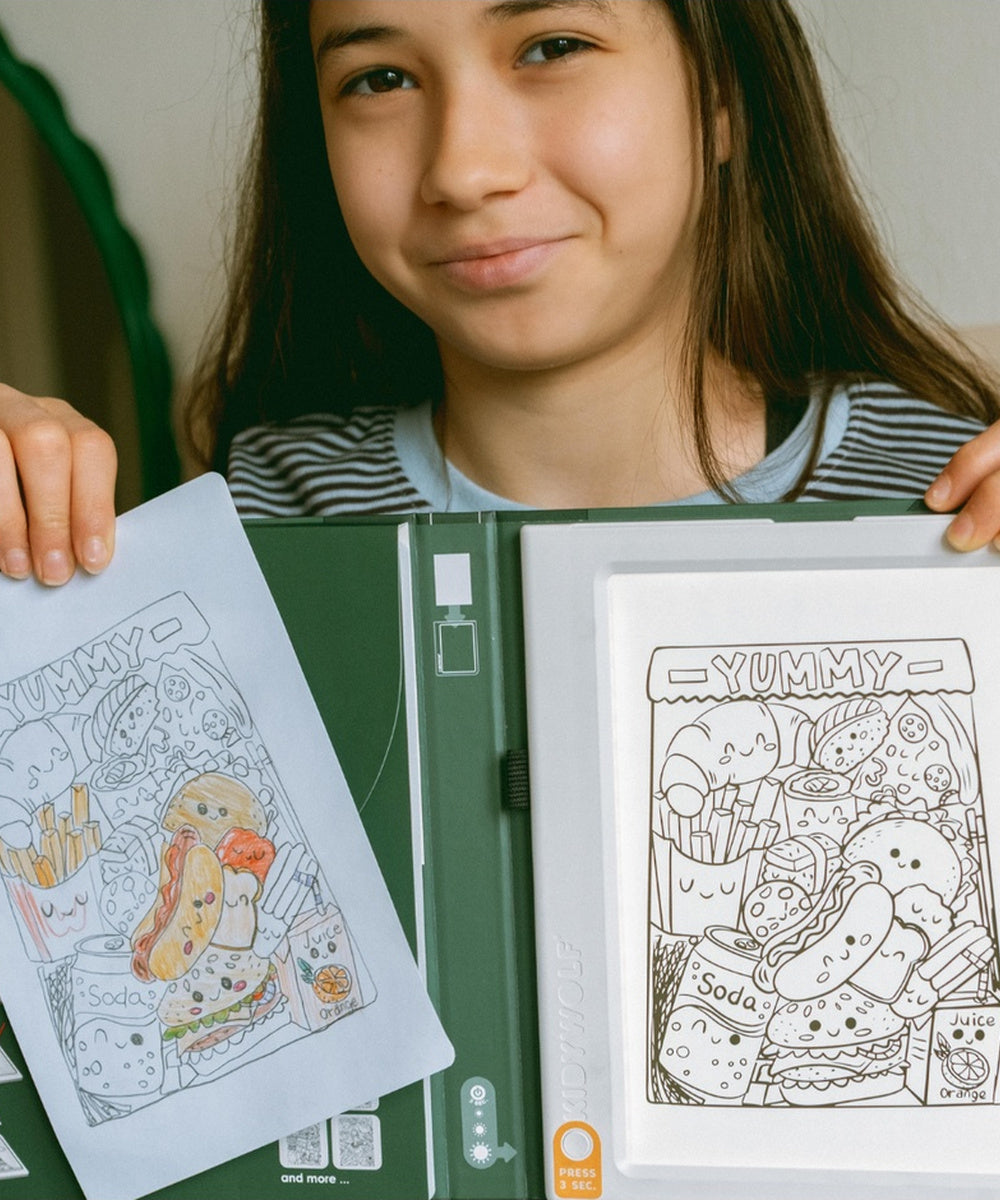 Jeune fille présentant un dessin réalisé avec la K-Draw-Pad