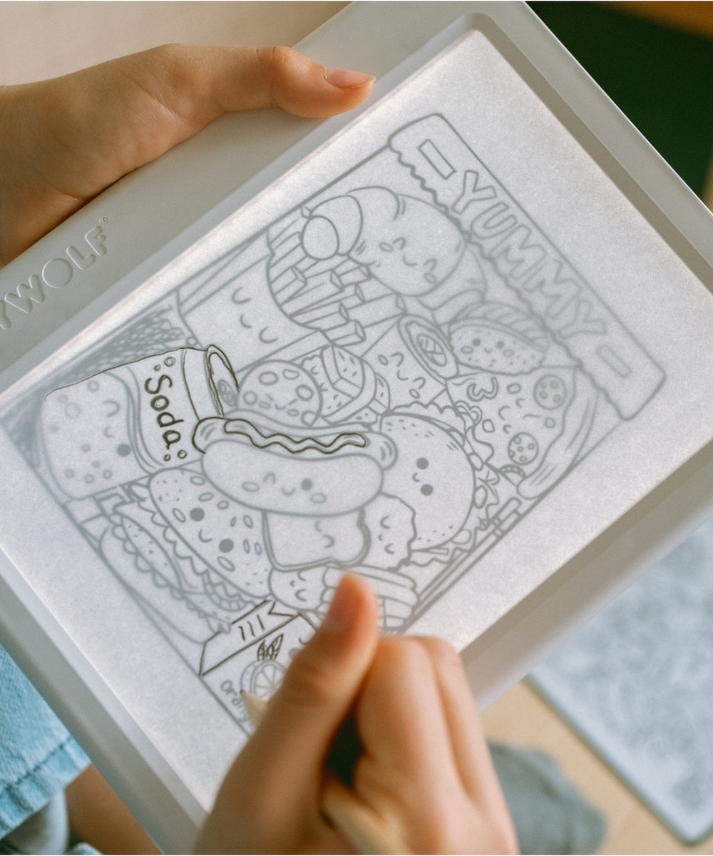 Main traçant un motif détaillé Méli-mélo sur la tablette