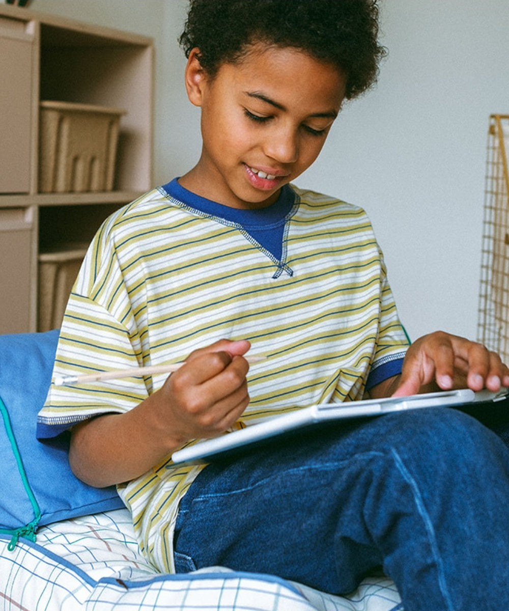 Enfant dessinant avec la Kidydraw-Pad Animaux sur ses genoux