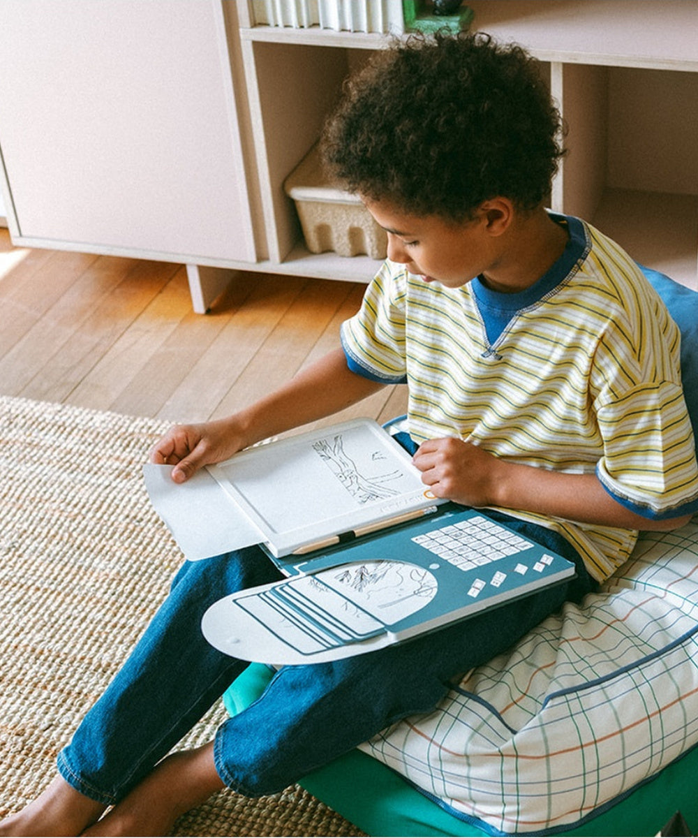 Enfant utilisant la Kidydraw-Pad Animaux près d’une fenêtre
