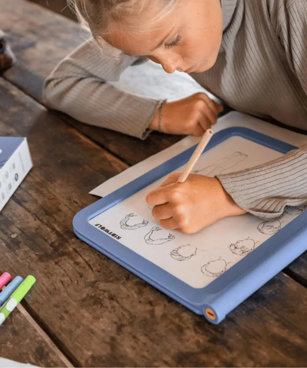 Enfant utilisant la tablette K-DRAW PRO pour décalquer un dessin Manga.