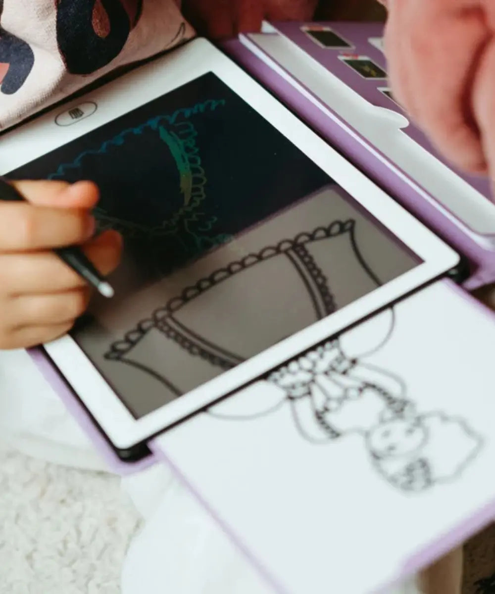 Petite tablette lumineuse de dessin rose Kidydraw Mini sur le thème des princesses avec des calques de modèles à décalquer