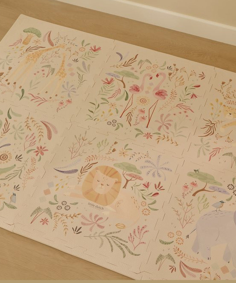 Tapis puzzle Safari Friends assemblé au sol dans une pièce