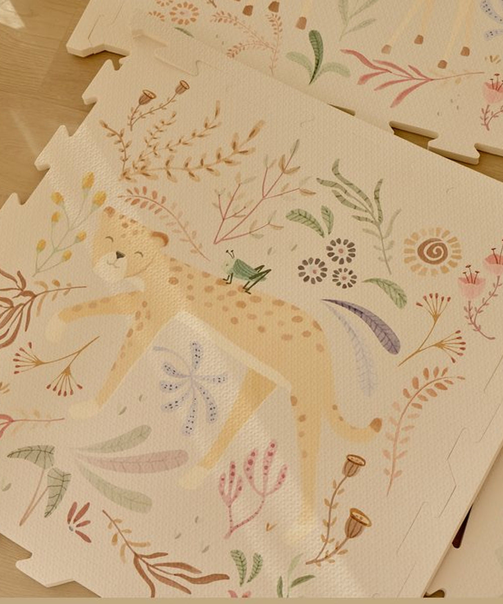 Détail des dalles emboîtables du tapis Safari Friends Little Dutch