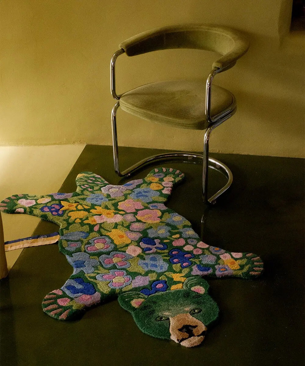 Tapis Josie Jardin Ours Large de Doing Goods placé dans un salon
