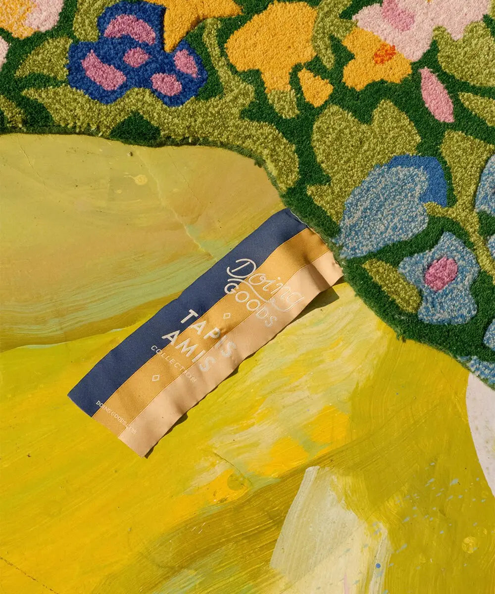 Zoom sur l'étiquette du Tapis Josie Jardin Ours Large de Doing Goods