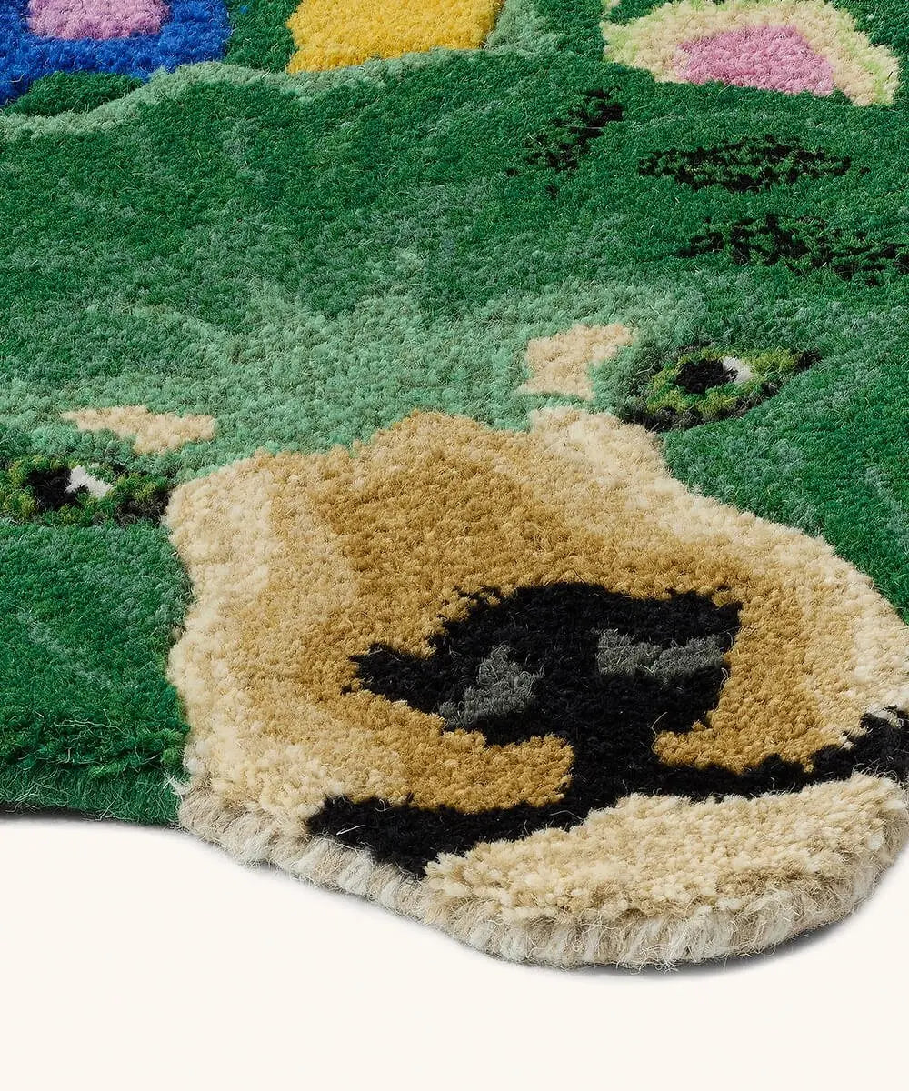 Zoom sur le Tapis Josie Jardin Ours Large de Doing Goods