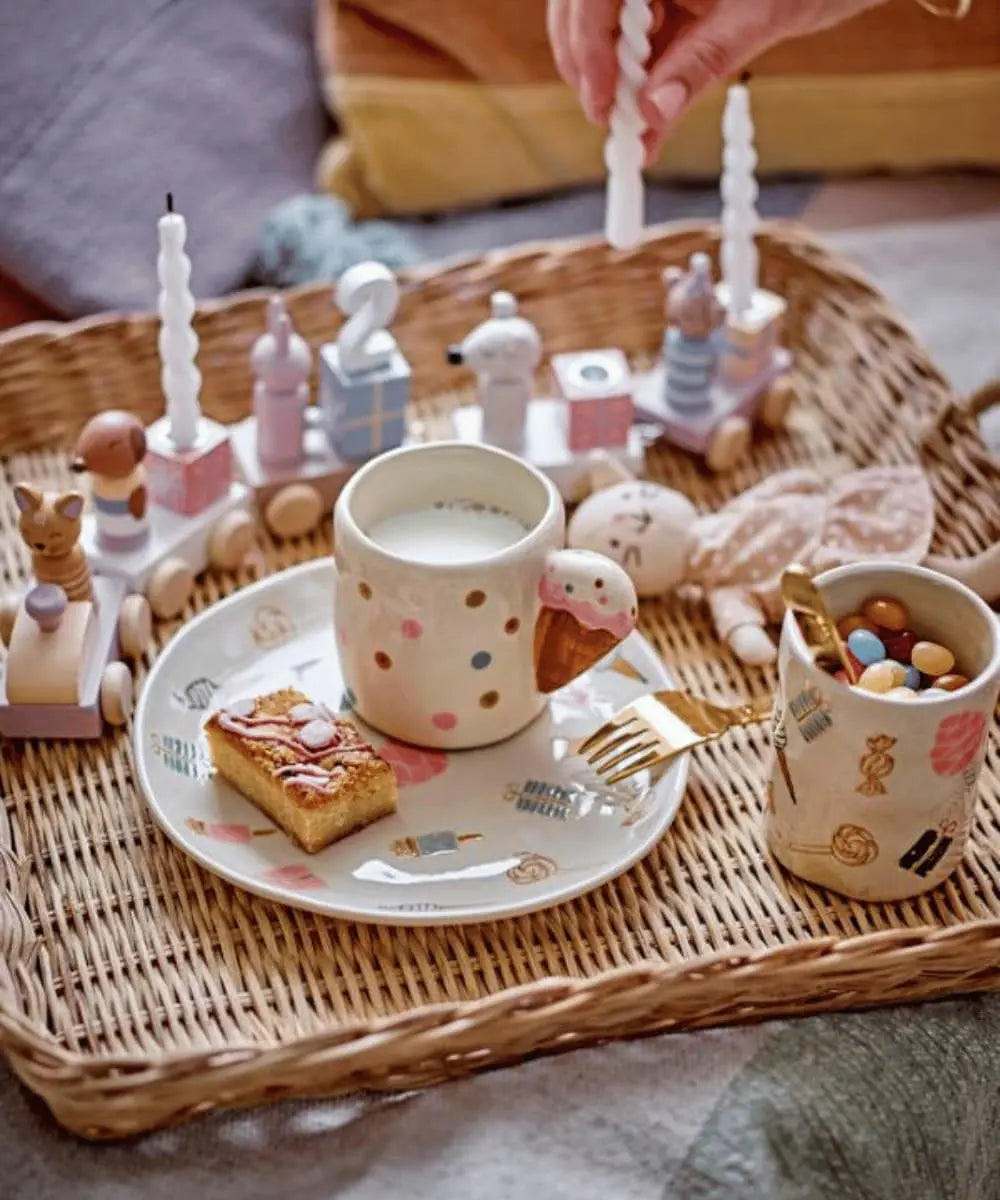 Tasse Creamy de Bloomingville posée sur une table colorée