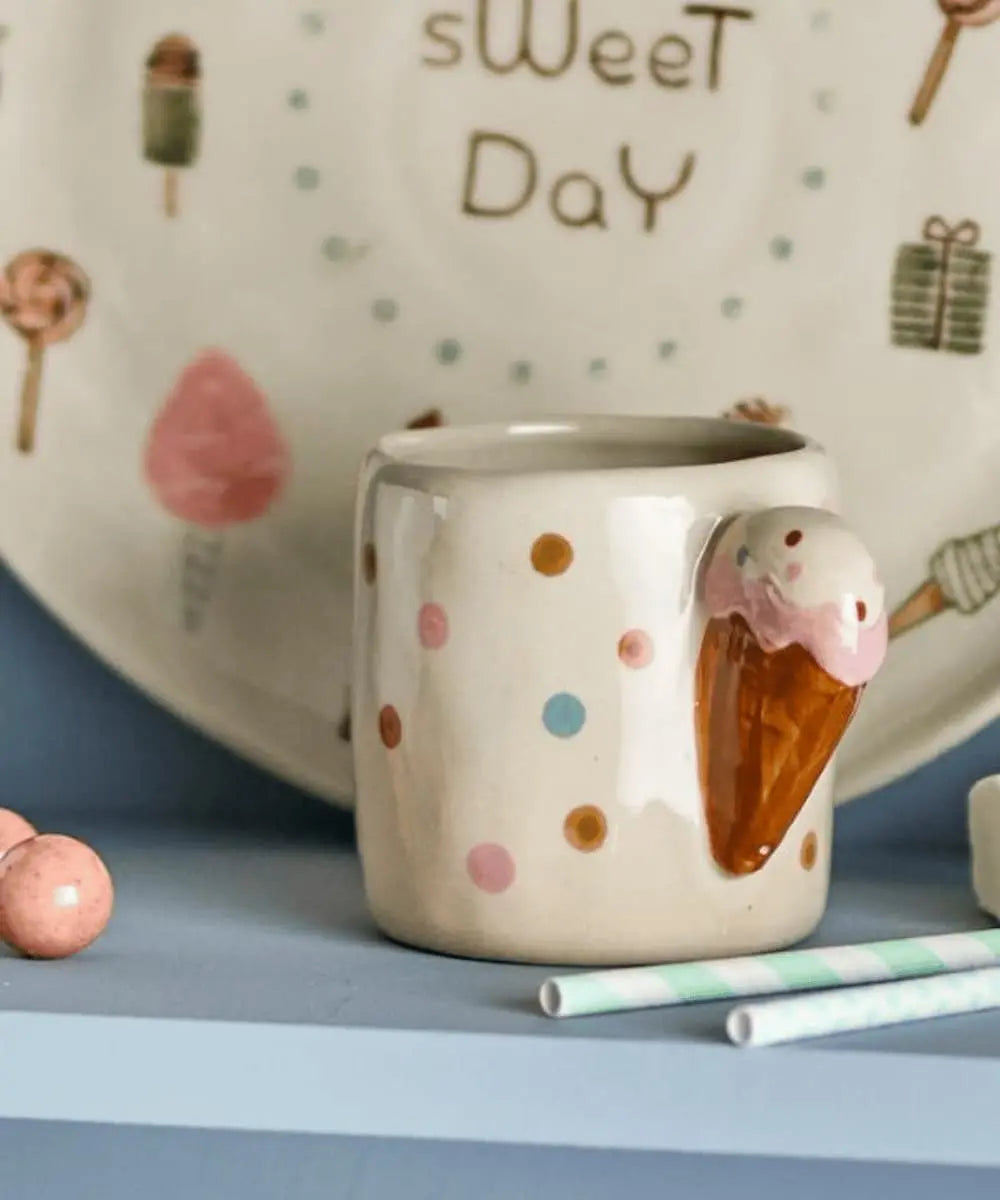Zoom sur les détails colorés de la tasse Creamy de Bloomingville.