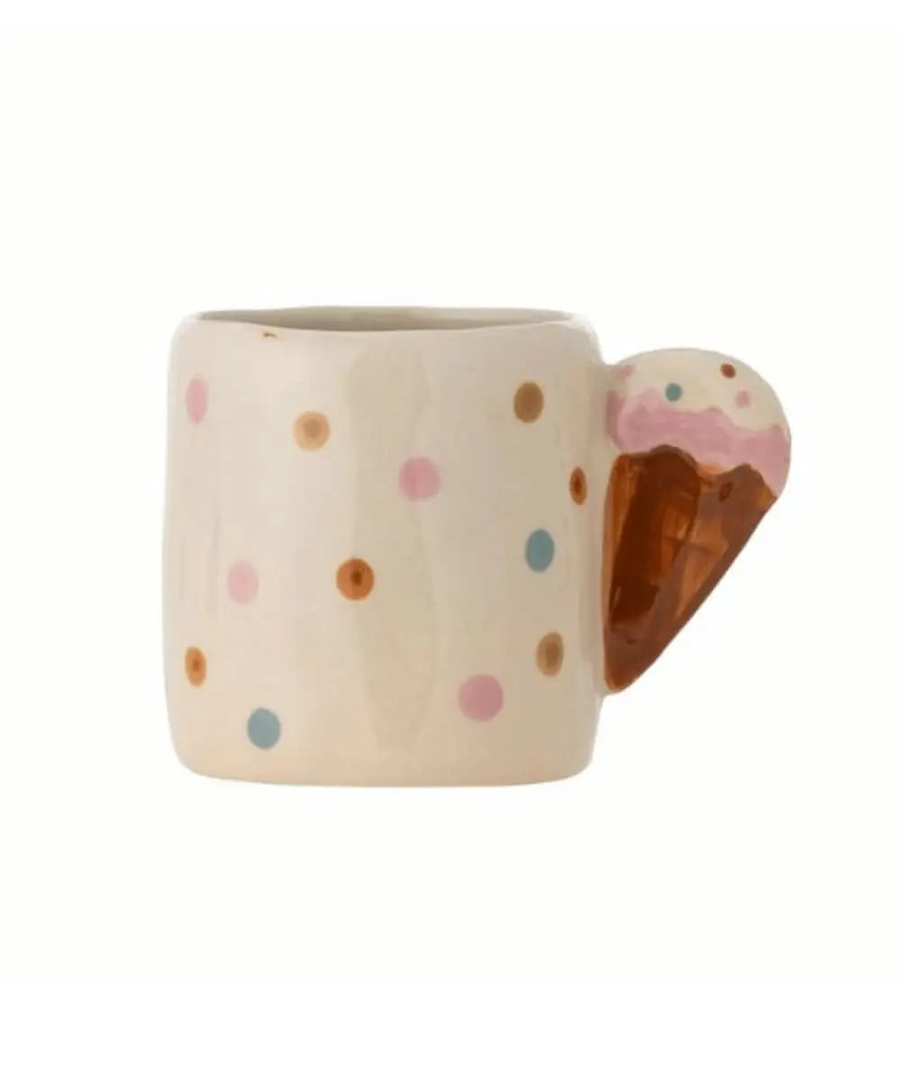 Tasse en grès blanc Bloomingville avec anse cornet de glace.
