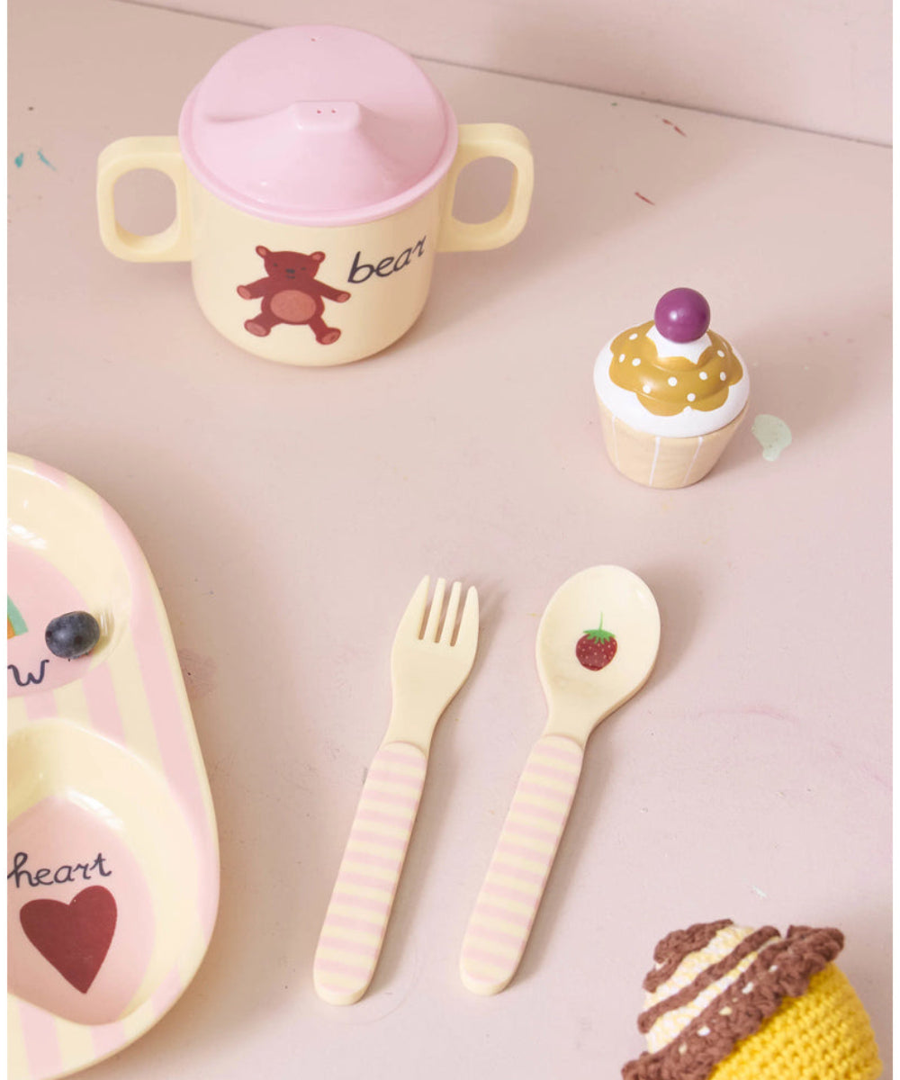 Tasse d'apprentissage à deux anses ABC rose - 250 ml de Rice en situation