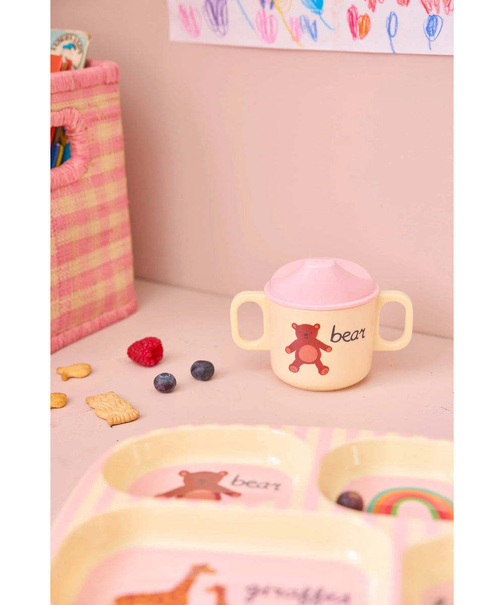 Tasse d'apprentissage à deux anses ABC rose - 250 ml de Rice en situation