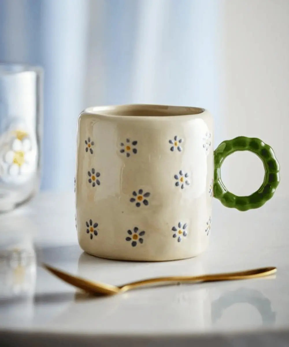 Vue de la tasse Dorthea en grès posée sur une table