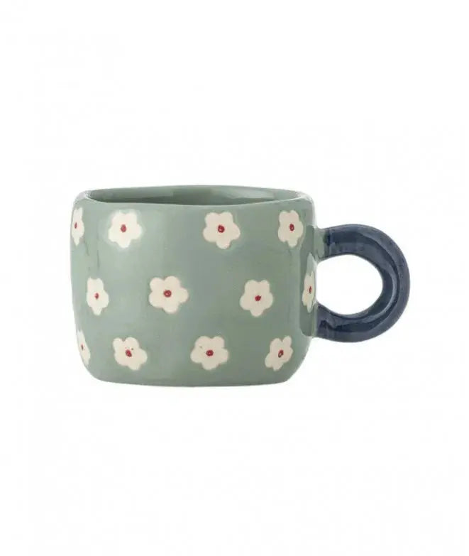 Tasse en grès bleu et blanc à motifs fleurs Nini de la marque de décoration Bloomingville.