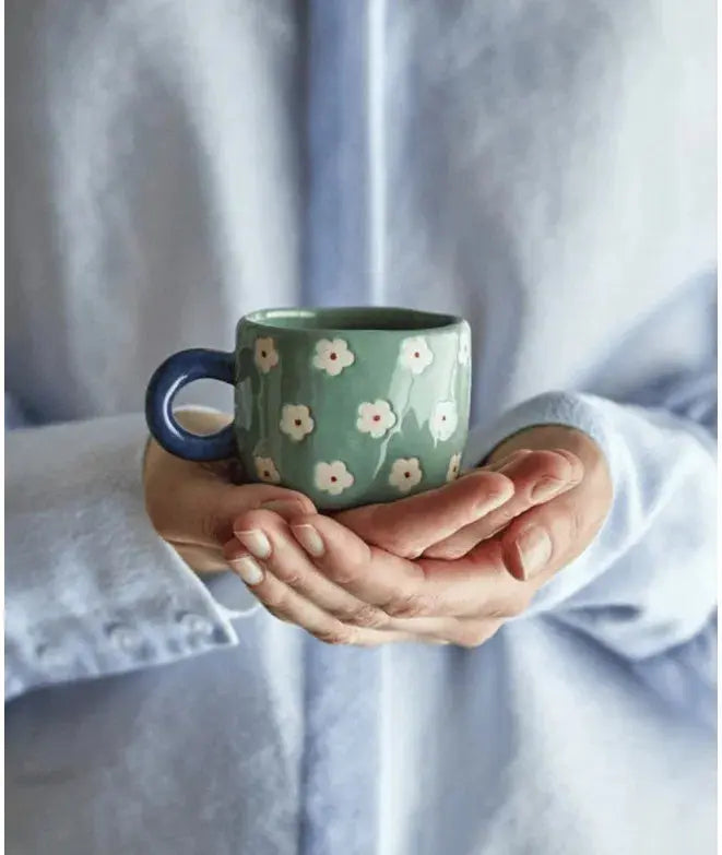 Photo de la tasse Nini fleurs de Bloomingville dans les mains d'une femme