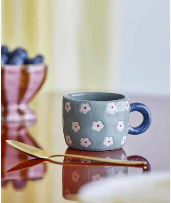 Photo de la tasse Nini fleurs de Bloomingville posée sur une table