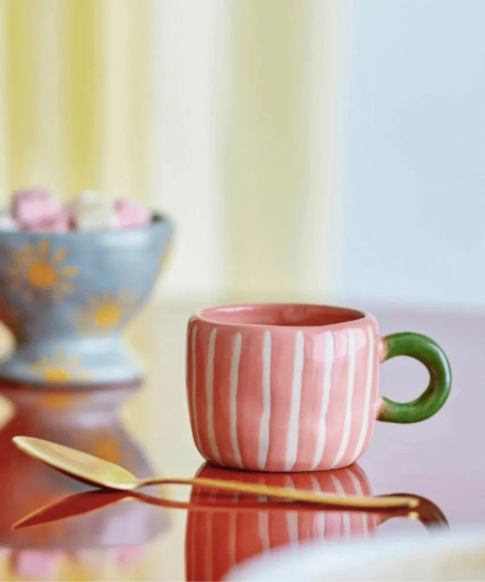 Tasse Nini Rose Rayures de Bloomingville posée sur la table d'un goûter