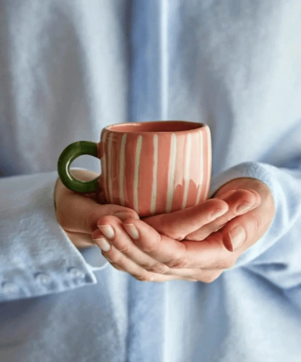 Femme tenant la Tasse Nini Rose Rayures de Bloomingville