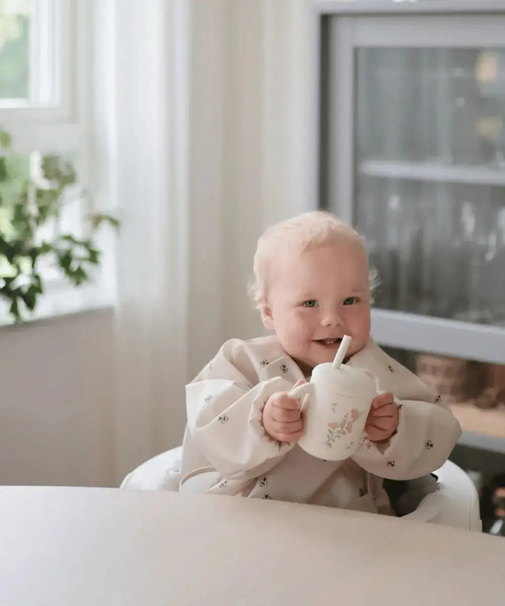 Bébé avec la tasse à paille en silicone Pink Flowers de la marque Mushie