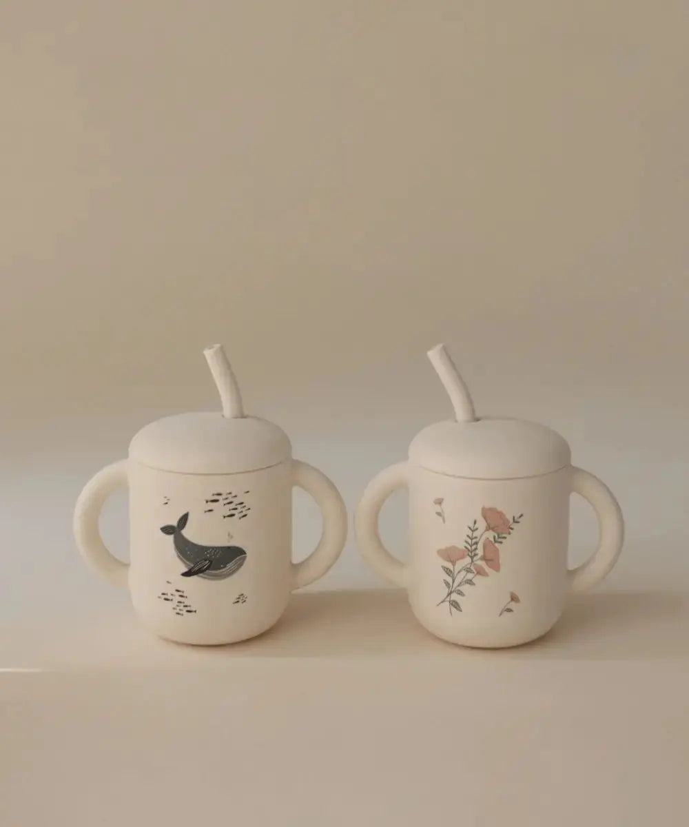 Tasse Pink Flowers de Mushie posée