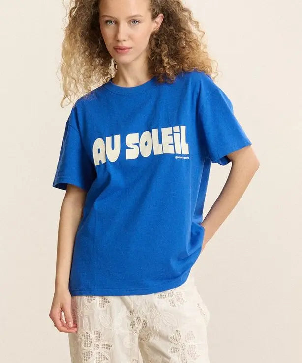 Tee-shirt Au Soleil Bleu Électrique Garance porté avec un pantalon blanc