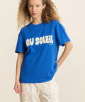 Tee-shirt Au Soleil Bleu Électrique Garance porté avec un pantalon blanc