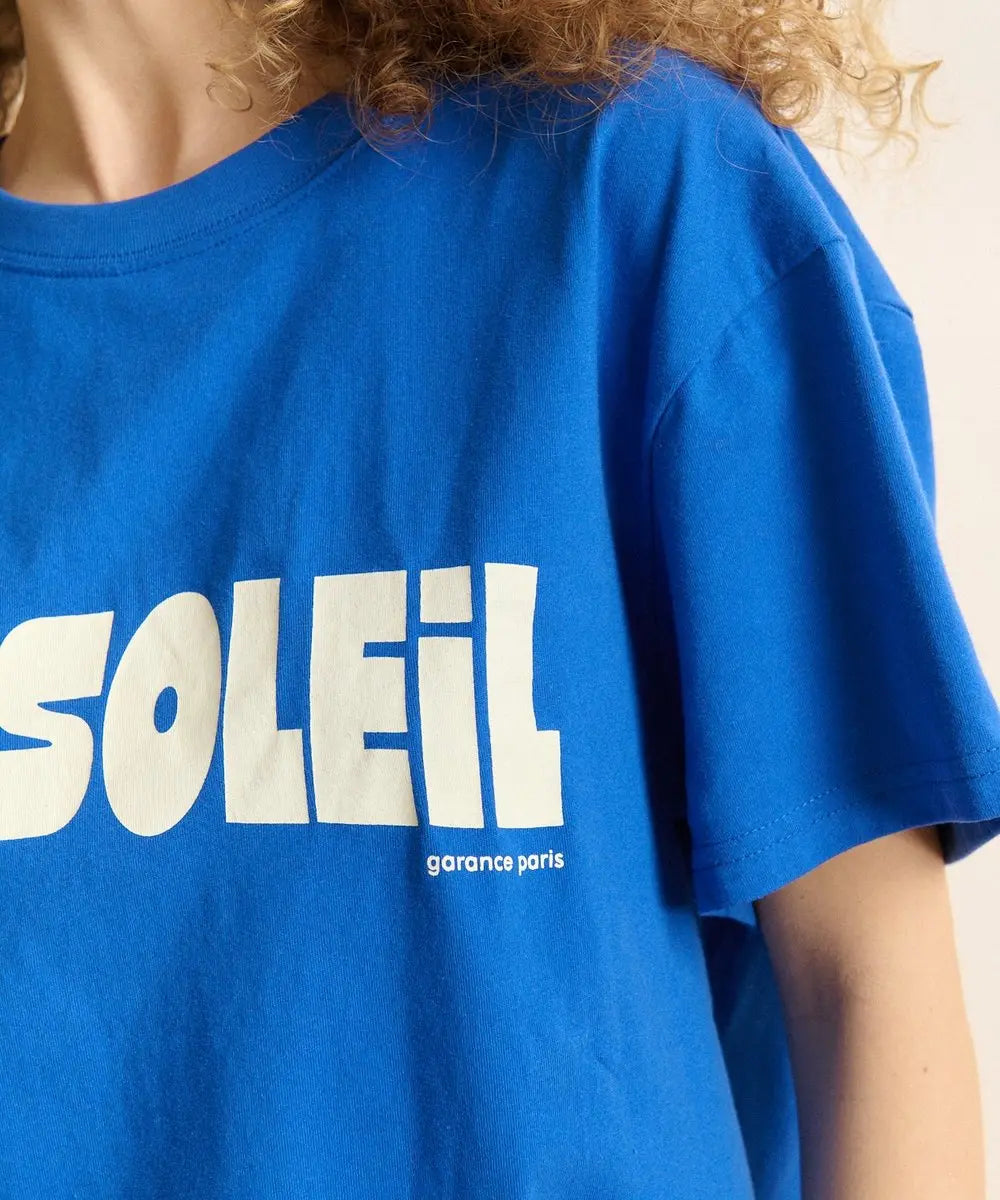 Photo zoomée sur la couleur bleu éléctrique du T-shirt Au Soleil de Garance